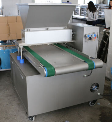 주문 케이크/과자를 위한 벨트 유연한 운전 케이크 공탁자 기계 600mm 작동 폭 온라인 제조