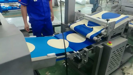주문 최소한 기계 피자 기초/빵 껍질 생산 라인을 만드는 자동적인 피자 2.5 Mm 간격 온라인 제조